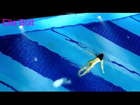 ❤️ Não consigo parar de ver, jovem loira apanhada a nadar nua na piscina da estância balnear ELLA BOLT ❤️ Porno vídeo em porno pt.virtsextor.ru ❌