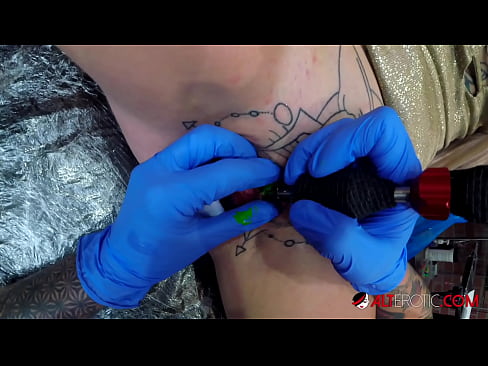❤️ Extremamente tatuada, a brasa Sully Savage fez uma tatuagem no seu clítoris ❤️ Porno vídeo em porno pt.virtsextor.ru ❌